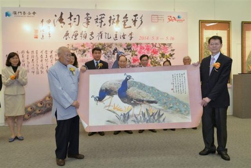 作者向澳基會致送作品