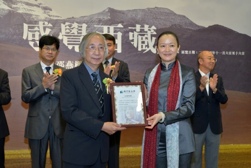澳基會鍾怡委員向作者致送收藏證書