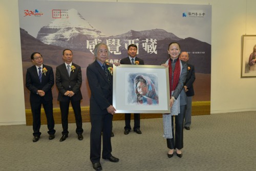 作者向澳基會致送作品