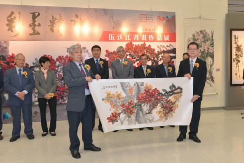 畫家向澳門基金會致送作品
