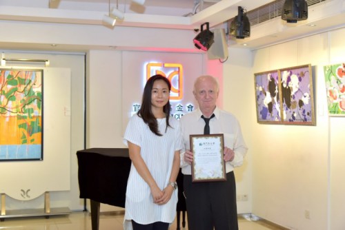 Foi inaugurada a ‘‘Exposição de Pintura de Denis Murrell com o título “Para Baixo e Para Cima’’ integrada no Projecto de Promoção de Artistas de Macau