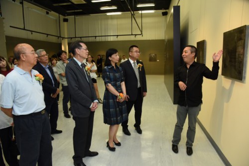  Sr. Wong explicou a obra aos convidados