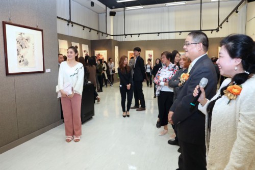 A artista apresenta as suas obras aos convidados