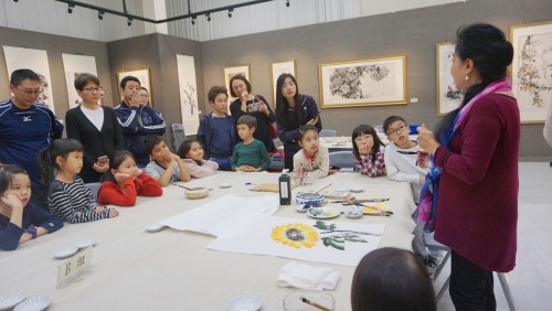 Há dias, realizou-se a “Oficina para aprender a pintura chinesa com os filhos” O Centro UNESCO de Macau abriu cheio de girassóis quentes