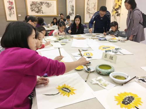 Treino de pintura entre pais e filhos