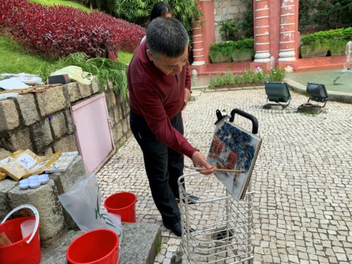 Lao Fu Ip a desenhar no jardim