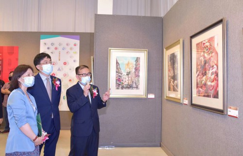 吳衛堅向嘉賓介紹作品