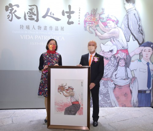 作者向澳門基金會致送作品