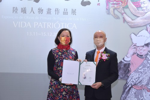 鍾怡副主席向陸曦致送收藏證書