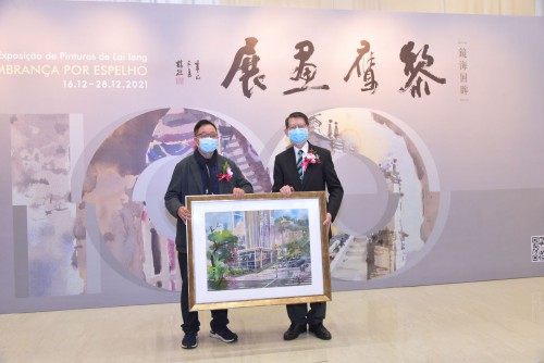 作者向澳基會致送作品