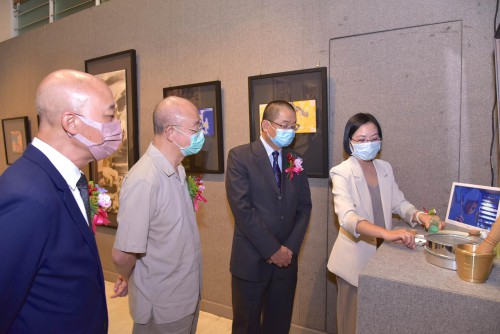 梁潔雯向嘉賓介紹創作過程
