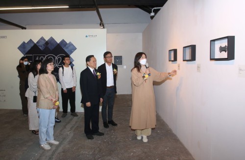 梁飛燕向嘉賓介紹作品