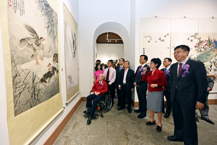 主禮嘉賓參觀作品 (Small).jpeg