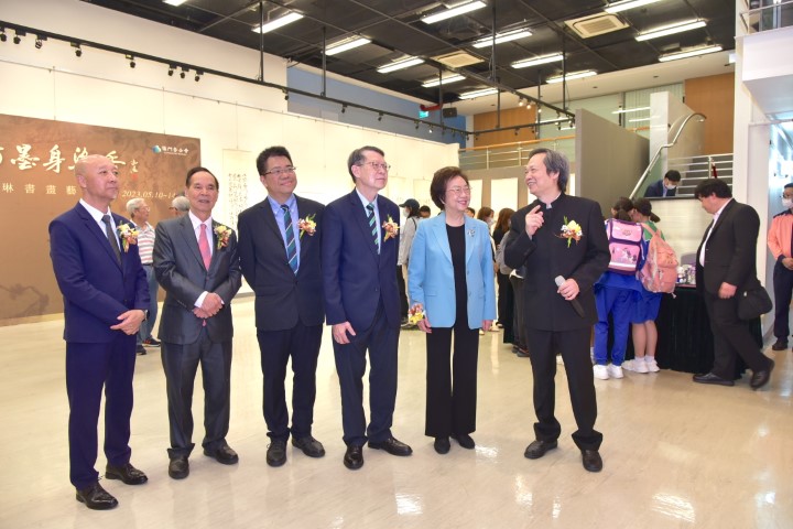 5.梁永琳向嘉賓介紹作品 (Small).jpeg