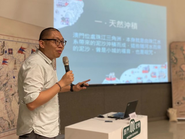 圖2_林翊捷主講“海岸線漂流記──小城百年填海造地的故事” (Small).jpeg