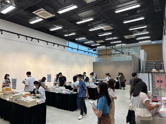 圖4_“好書派送”活動吸引不少市民到場揀選心水好書 (Small).jpg