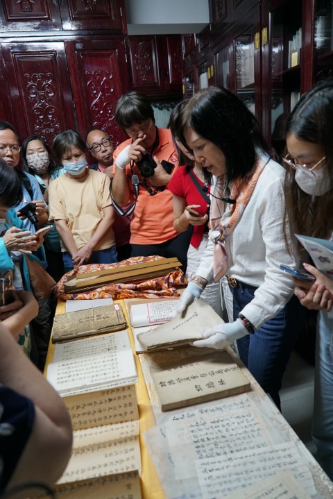 參與者有機會進入寺內藏經閣，一睹珍貴的文獻遺產 (Small).jpg