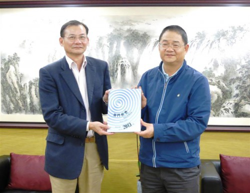 行政委員會主席吳志良向深圳大學江潭瑜書記致送紀念品
