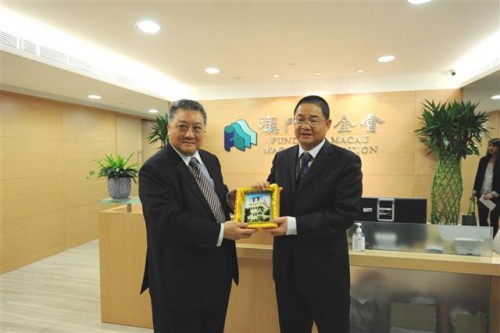 澳門中小企業協會向澳門基金會致送紀念品