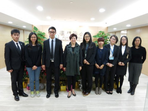A Sra. Eliza Ho e os membros do novo mandato da Direcção da Associação de Pós-graduação da Universidade de Macau que efectuaram uma visita à FM