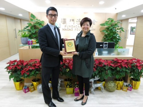 Sr. Lam Chan Pong, Presidente da Direcção da Associação de Pós-graduação da Universidade de Macau ofereceu uma lembrança a Eliza Ho, Membro do CA da FM