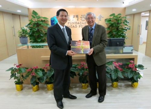 雙方互贈紀念品