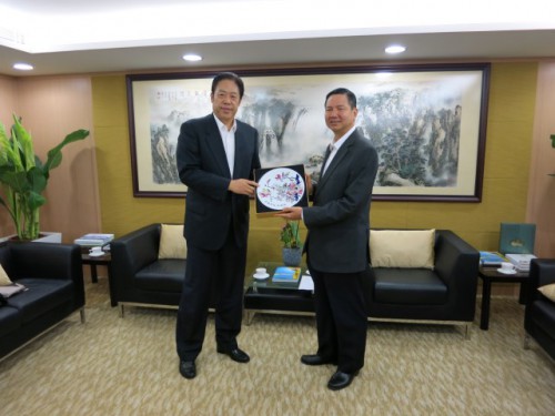 吳志明主席向本會致送紀念品