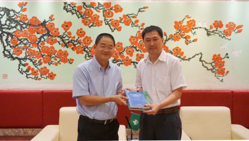 吳志良主席與廣東外語外貿大學隋廣軍書記交換紀念品