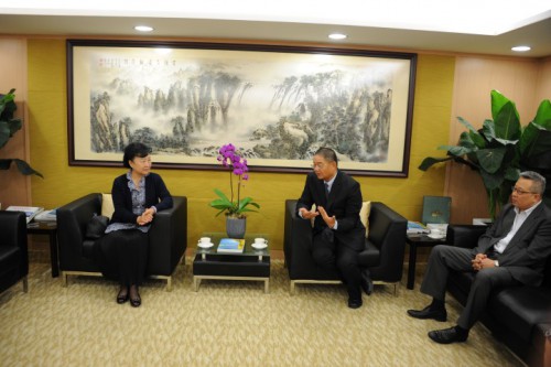 吳志良主席向趙少華副理事長一行介紹本會情況