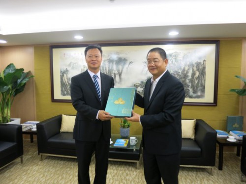 吳志良主席向淮安市政府代表團致送紀念品
