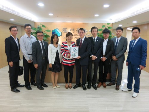 O Sr. Au Weng Chi ofereceu os anuários e as publicações da FM aos representantes da Associação Internacional de Desenvolvimento da Indústria Tecnológica de Macau