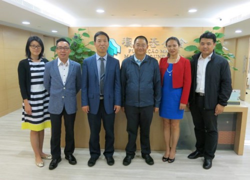 Dr. Wu Zhiliang e os visitantes da Fundação Soong Ching Ling da China