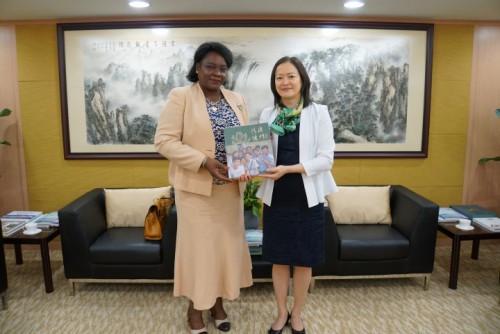 A Vice-Presidente do Conselho de Administração da Fundação Macau Dra. Zhong Yi Seabra de Mascarenhas ofereceu uma lembrança à antiga Ministra da Educação da Guiné-Bissau Dra. Odete Semedo.