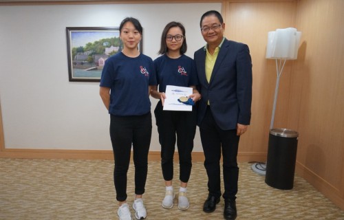 吳志良主席與合唱團代表合影