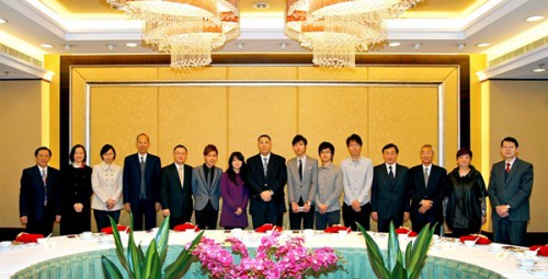 行政長官崔世安與“兩岸三地高校‘澳門之歌’系列歌曲歌唱大賽”總決賽得獎者會面