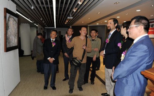 畫家向嘉賓介紹展品