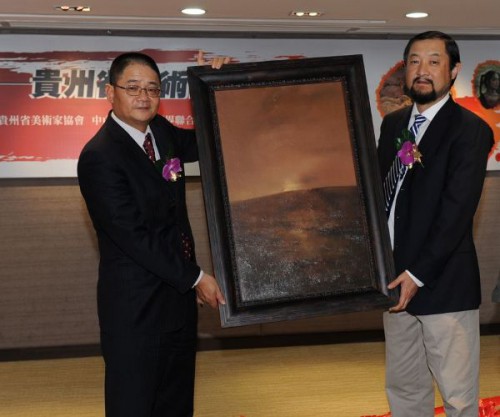 李昂向澳門基金會贈畫