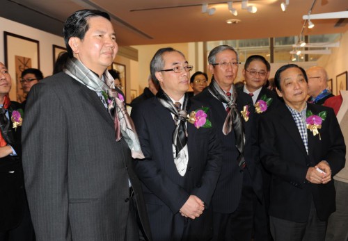 韓美林向嘉賓介紹展覽作品