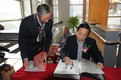 韓美林為參觀者簽名留念