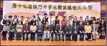 嘉賓與獲奬學生、學校負責人合影