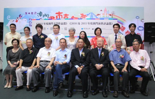 主禮嘉賓、與會的作品選顧問及主編合影留念