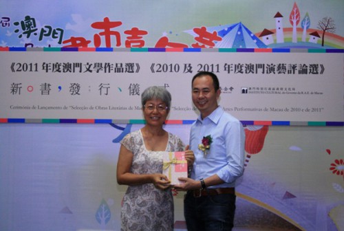 文化局吳衛鳴局長向一書齋代表贈書