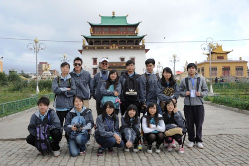 代表團在烏蘭巴托佛教重地甘丹寺前留影