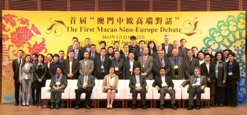 Fotografia de todos os convidados de honra do “1.º Debate Sino-Europeu em Macau”.