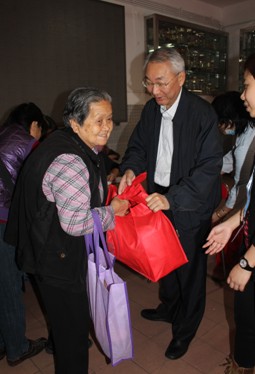 O Dr. Peter Lam, Vice-Presidente do Conselho de Administração da Fundação Macau apresentou os cumprimentos festivais aos idosos.