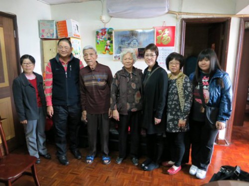 O Dr. Wu Zhiliang, Presidente do Conselho de Administração da Fundação Macau visitou uma família beneficiária da Acção de Saco de Prendas.