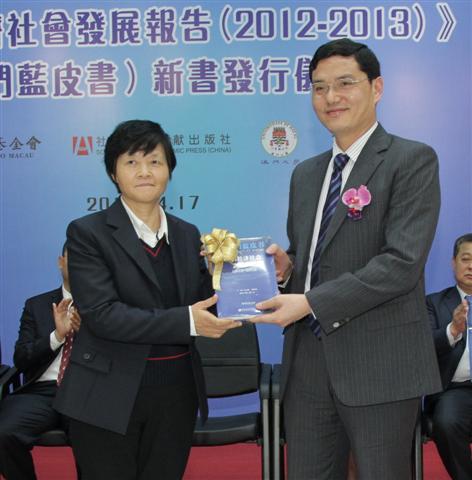 O Dr. Yin Juming, Director do Gabinete de Estudos das Políticas do Comissariado do Ministério de Negócios Estrangeiros da RPC na RAEM, entregou a oferta da nova publicação de “Livro Azul de Macau” aos representantes das bibliotecas