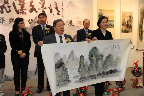 Inauguração da Exposição “Nuvens, Pinheiro e Catarata - Pinturas de Tinta Chinesa de Leong Hei (Wai Hong)” integrada no Projecto de Promoção de Artistas de Macau