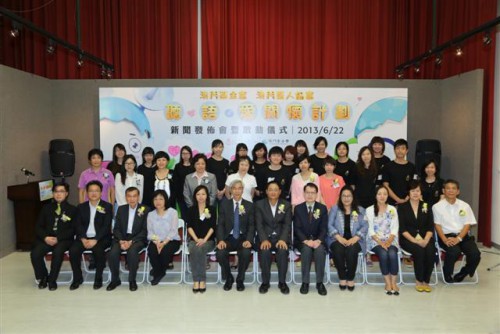 Fotografia dos Convidados de honra e dos membros da Associação dos Surdos de Macau