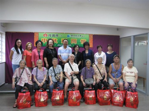 A Fundação Macau distribuiu 17.000 Sobrescritos Auspiciosos e através desta acção toma conhecimento das necessidades dos grupos mais carenciados